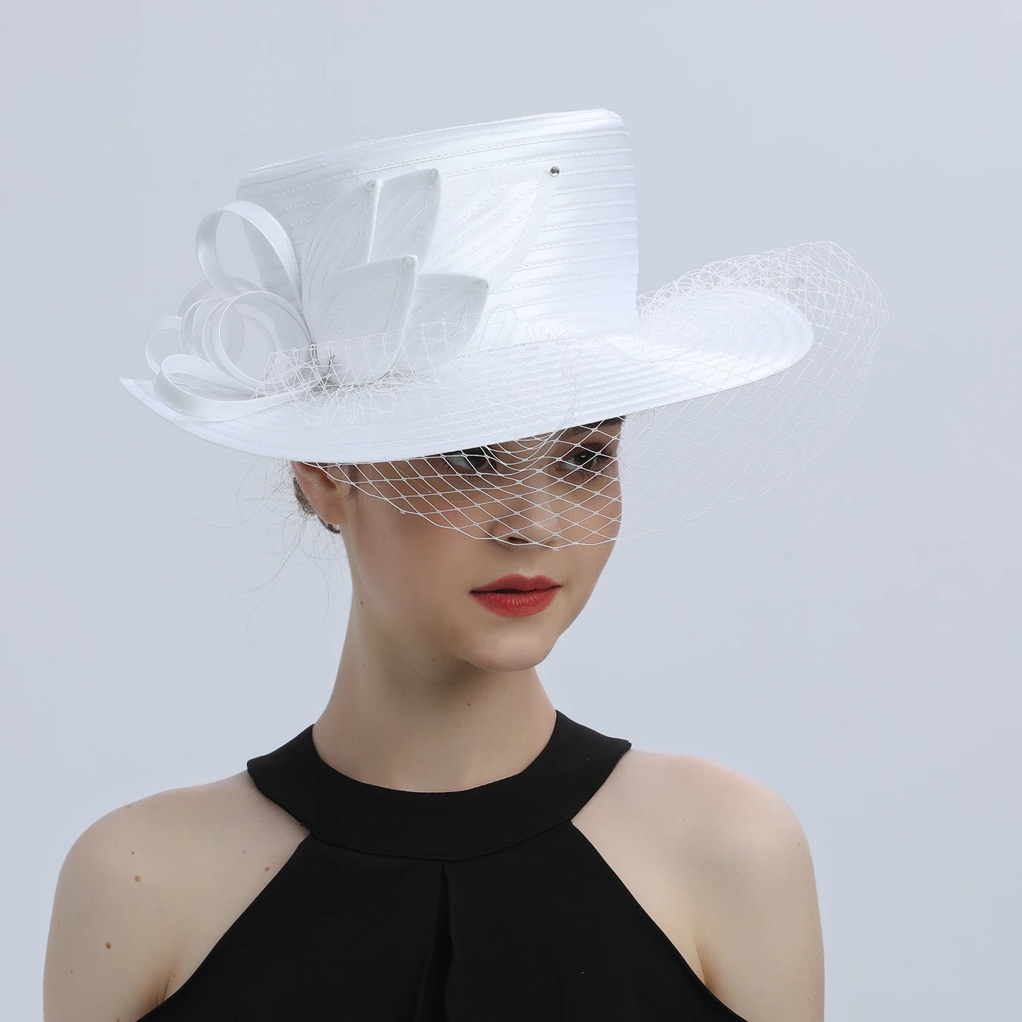 Deluxe White Fascinator – Satin Flower Top Hat with Chains