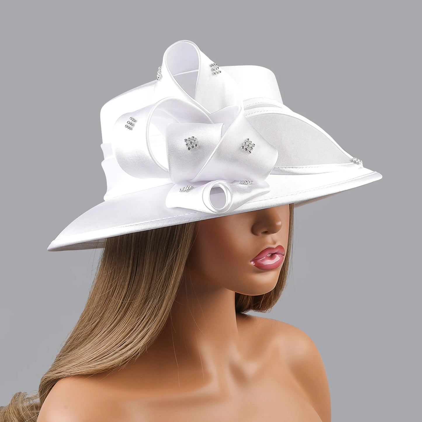 Deluxe White Fascinator – Satin Flower Top Hat with Chains