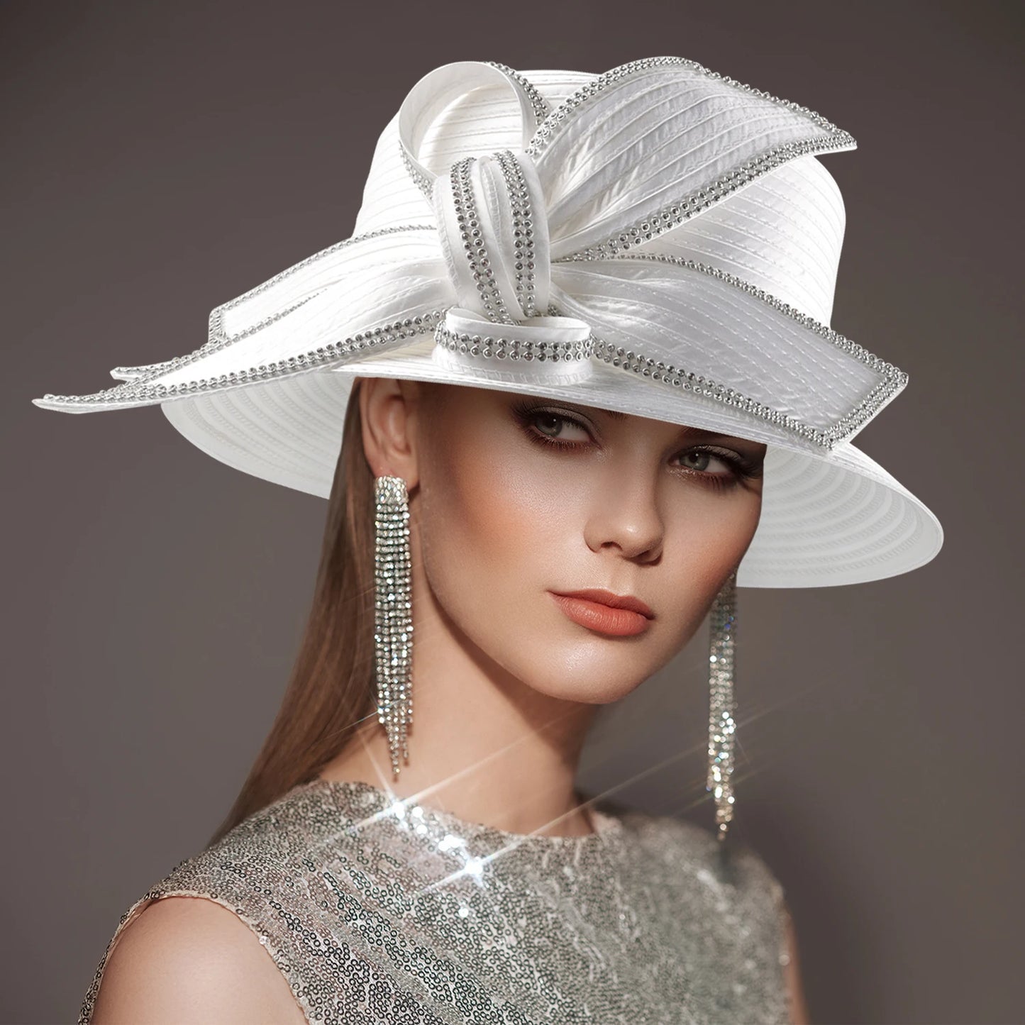 Deluxe White Fascinator – Satin Flower Top Hat with Chains