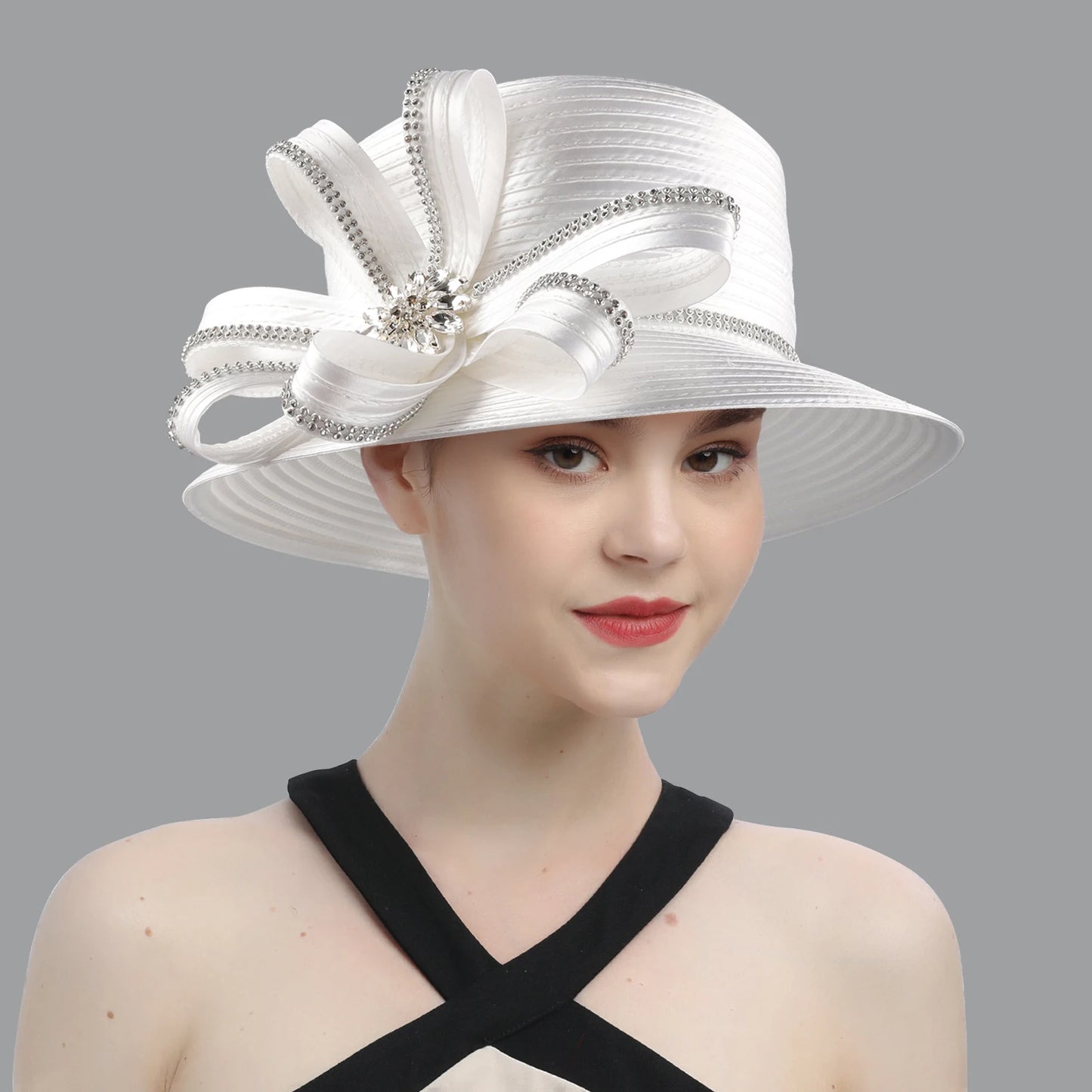 Deluxe White Fascinator – Satin Flower Top Hat with Chains