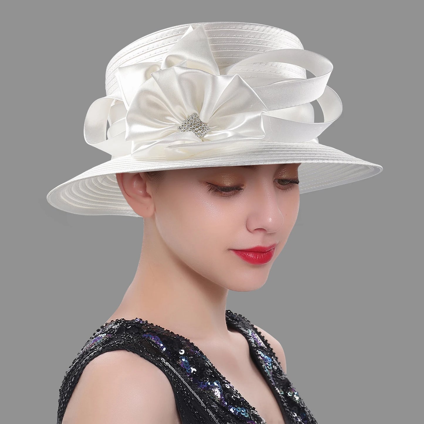 Deluxe White Fascinator – Satin Flower Top Hat with Chains