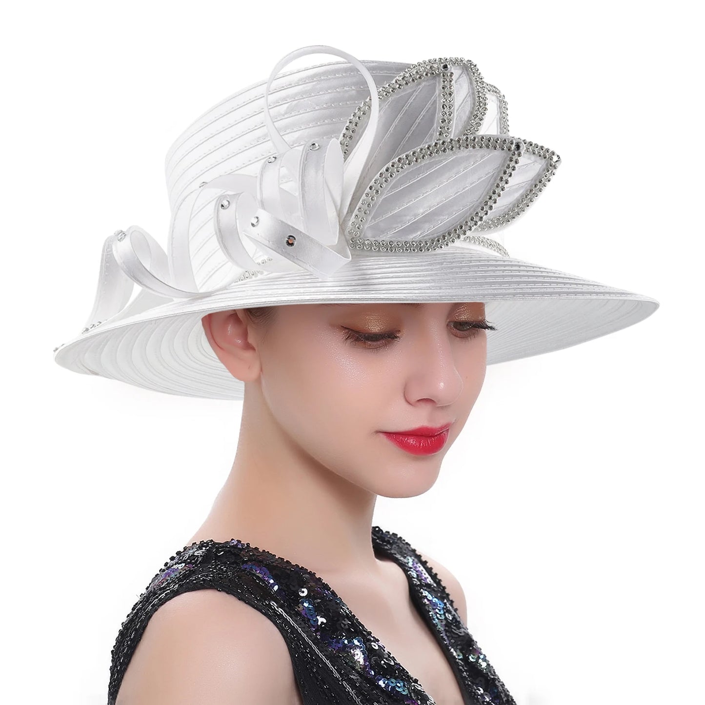 Deluxe White Fascinator – Satin Flower Top Hat with Chains