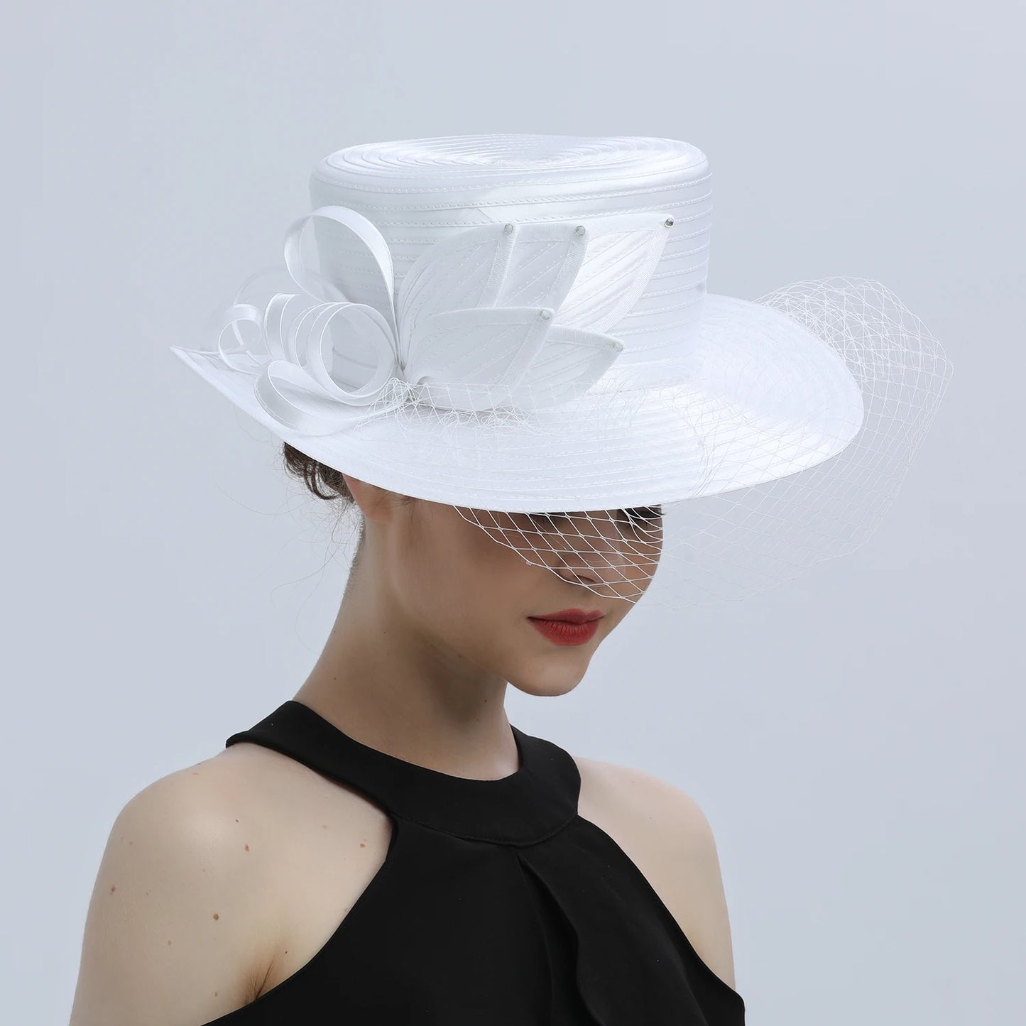 Deluxe White Fascinator – Satin Flower Top Hat with Chains