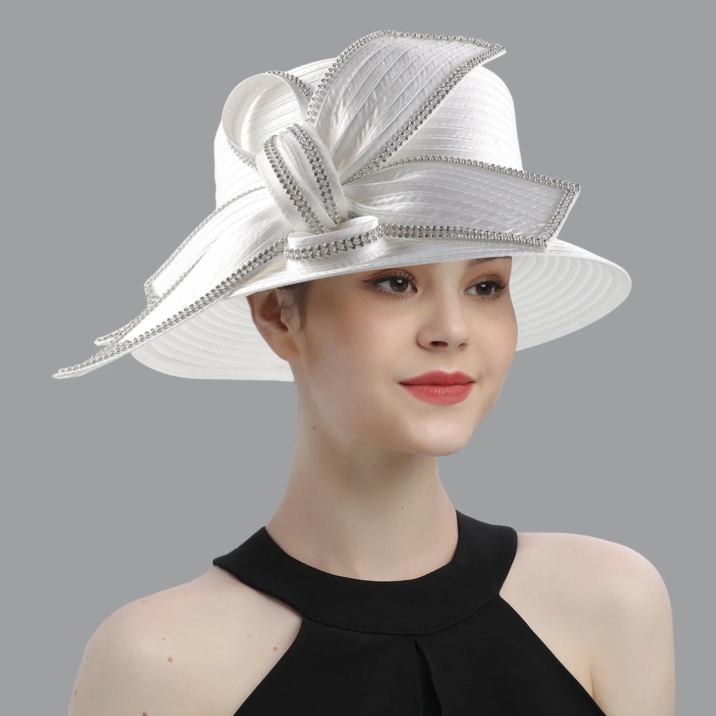 Deluxe White Fascinator – Satin Flower Top Hat with Chains