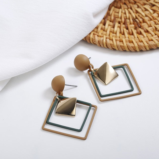 Exquisite Simulated Pearl Stud Earrings